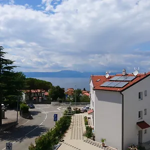 Apartment Colic, Njivice